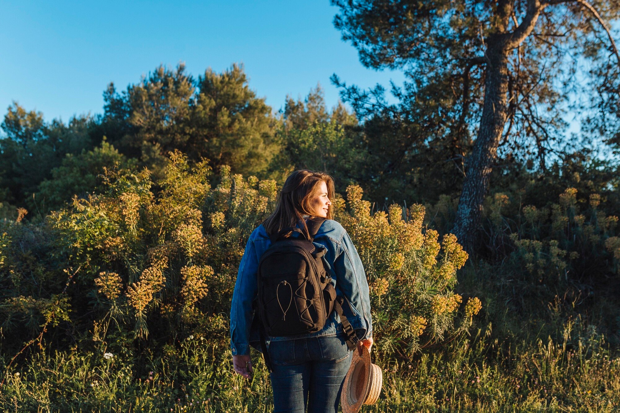 Persona caminando en la naturaleza